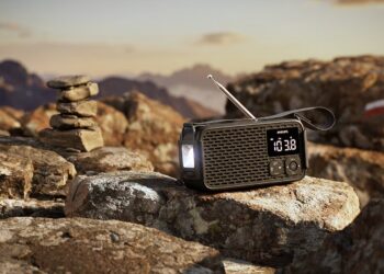 Philips TAR3500 emergency radio outdoors on a rocky mountainside