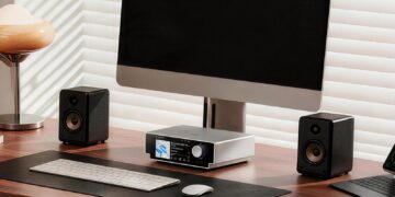Shanling SM50 Hi-Fi music streamer in a desktop listening setup