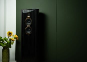 Steinway Lyngdorf Model O loudspeaker placed close to a wall in a living room