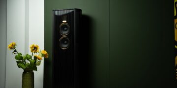Steinway Lyngdorf Model O loudspeaker placed close to a wall in a living room