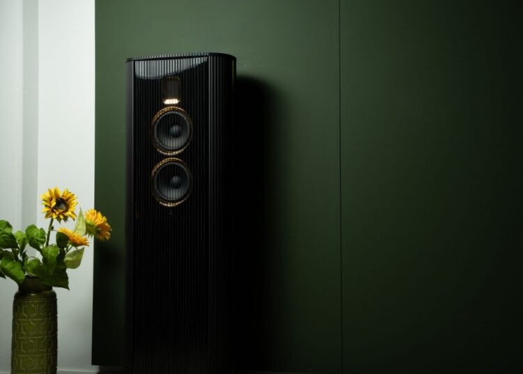 Steinway Lyngdorf Model O loudspeaker placed close to a wall in a living room