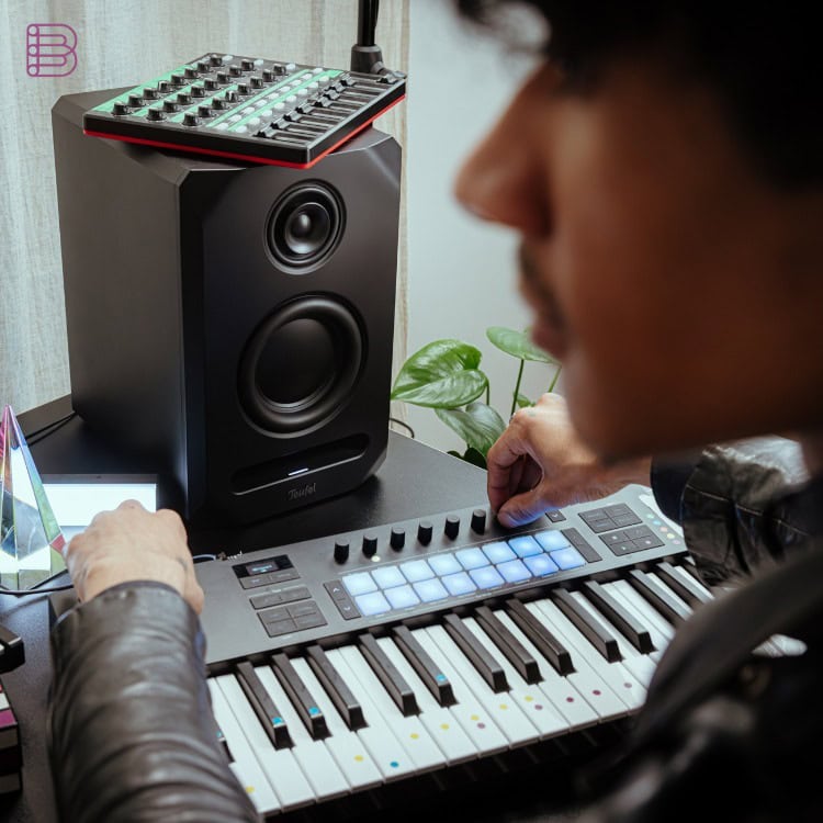Teufel Studio 5X BT monitor speaker next to a MIDI keyboard in a home studio