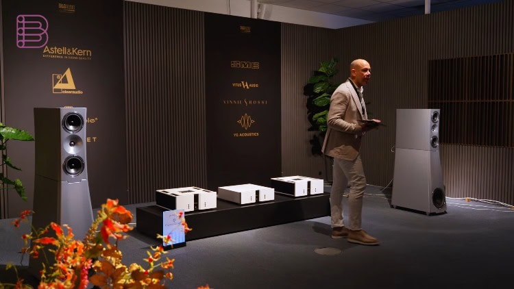 Hans-Ole Vitus presenting the Vitus Audio Signature Series system with YG Acoustics speakers in the D&D Audio room at Dutch Audio Event 2026
