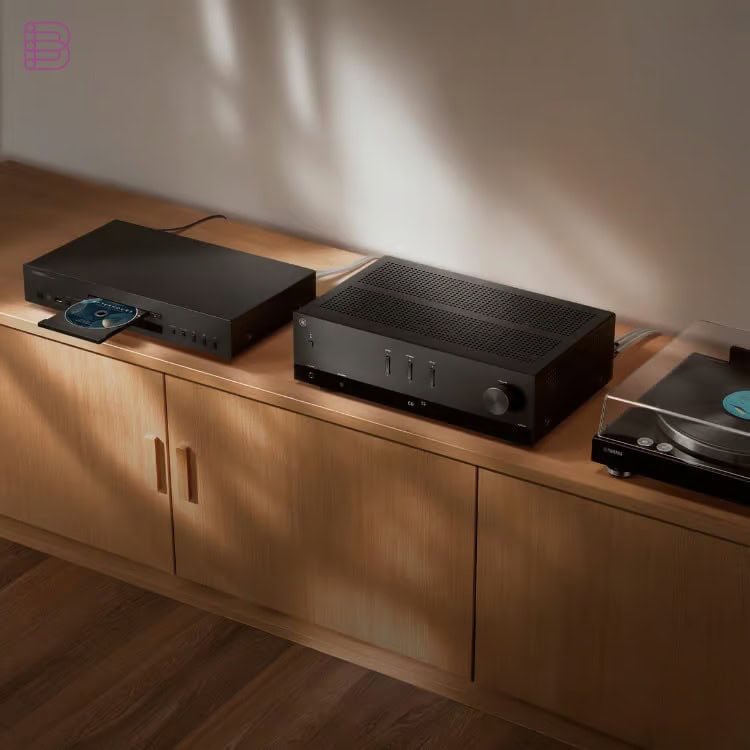 Yamaha R200A stereo receiver connected to a CD player and turntable