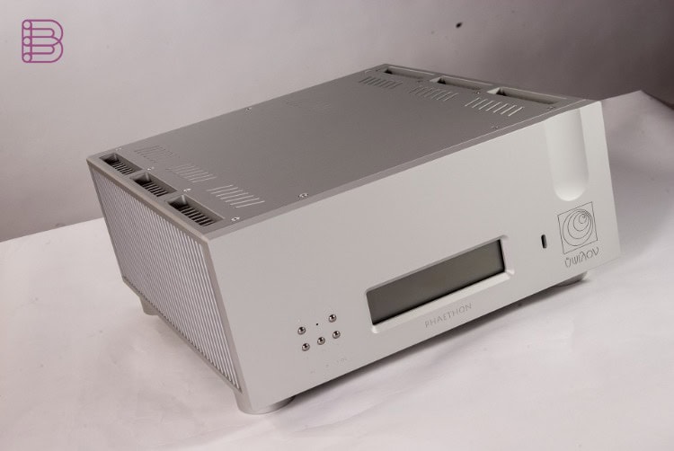 Ypsilon Phaethon neo integrated amplifier, 3/4 angle view