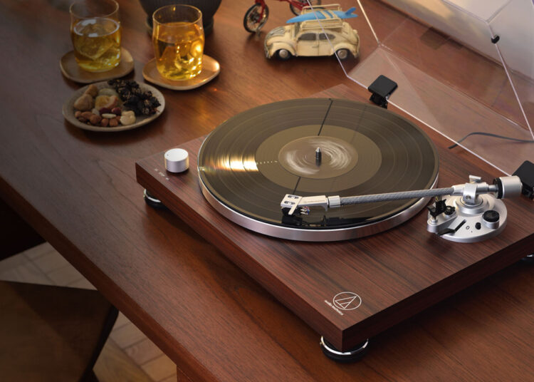 Audio-Technica's-AT-LPW50BT-RW-TurnTable