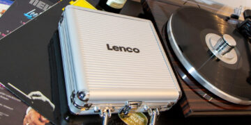 Clean-Your-Vinyl-With-Lenco-TTA-12IN1PRO