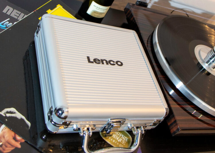 Clean-Your-Vinyl-With-Lenco-TTA-12IN1PRO