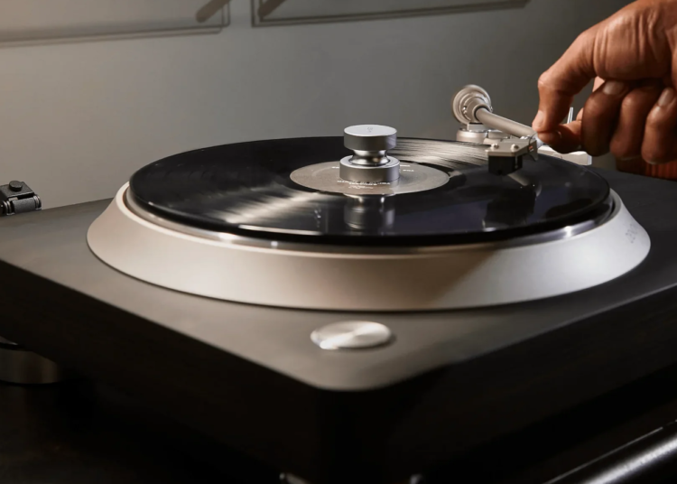 The-Denon-DP-3000NE-Turntable