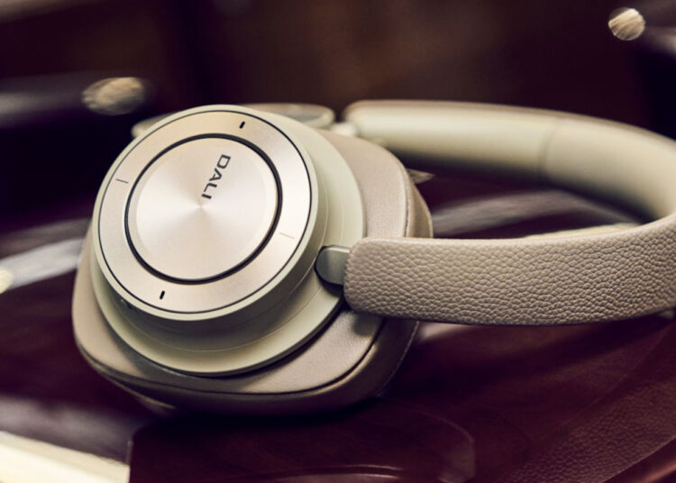 dali-io12-headhones-now -in-mocha-grey