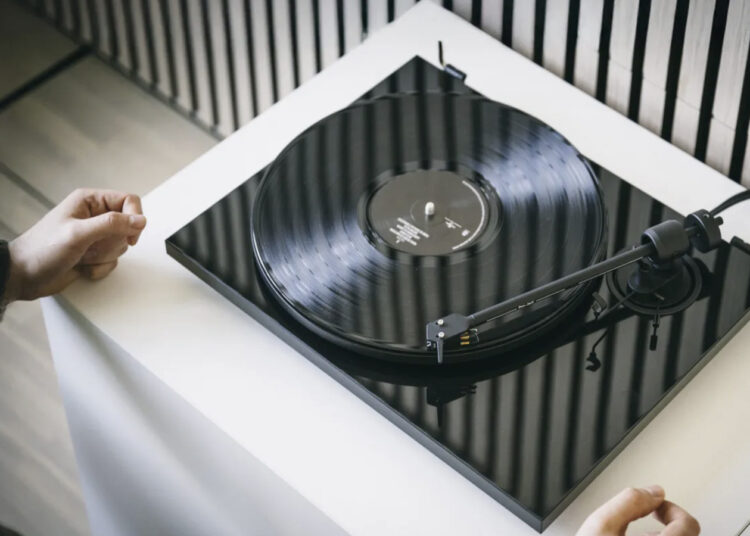 pro-ject-E1.2-plug-and-play-audiophile-turntable