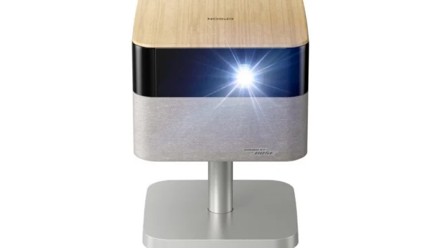 Bioscoopbeeld zonder losse speakers: de Epson Lifestudio Flex Plus EF-72 brengt 4K PRO-UHD en Sound by Bose samen in één stijlvolle projector, vanaf €1.361,24. Link in bio voor het volledige verhaal. #Epson #Lifestudio #Projector #SoundByBose #GoogleTV