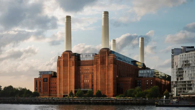 48 speakers. One incredible room. 🎶 Apple Music Hall has opened inside London's Battersea Power Station with a full spatial sound system and its own Spatial Audio studios. Full story: link in bio. #AppleMusic #SpatialAudio #HighEndAudio #HiFi #LiveMusic #BatterseaPowerStation #DolbyAtmos #Audiophile #London #AppleMusicHall