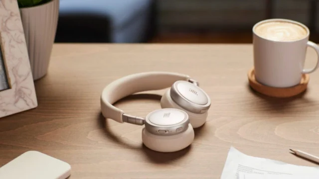 Quiet, for less 🎧 JBL's new Live 780NC and Live 680NC bring True Adaptive Noise Cancelling 2.0 to headphones under €200. Full story: link in bio. #JBL #NoiseCancelling #Headphones #HighEndAudio #Audiophile #JBLLive #ANC #TechNews #HiRes #Wireless