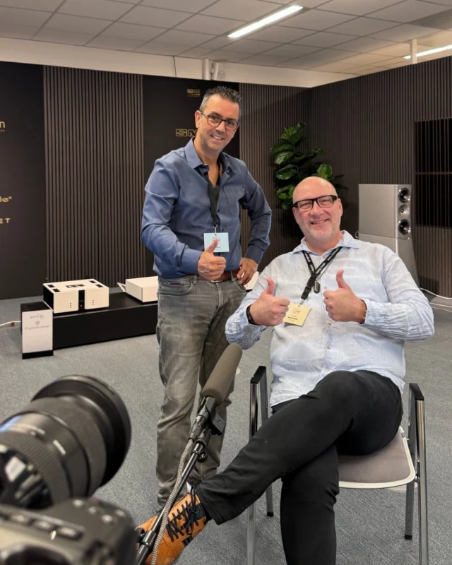 Two days after recording seven Tech Talks in our studio, we met Hans-Ole Vitus again, this time at Dutch Audio Event 🎬
Today we filmed an event video with him in the D&D Audio room, surrounded by Vitus Audio electronics and YG Acoustics loudspeakers. Thanks to Michel van den Berg of D&D Audio for having us. And the doors opened to a full house.
Were you there today? Tell us what impressed you most 👇
#DutchAudioEvent #VitusAudio #YGAcoustics #DDAudio #bestofhighend #highendaudio #hifi #audiophile