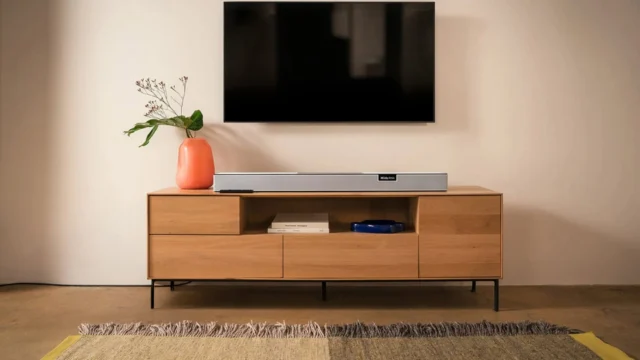 Dolby Atmos in two boxes. No cables across the room. Teufel's Cinebar Pro 2 5.1.2 set: soundbar with height channels + wireless sub, €1,299.99.
First movie you'd test it with? 🎬👇
Full story via link in bio
#teufel #dolbyatmos #soundbar #homecinema #movienight #hometheater #cinebarpro2 #hifi