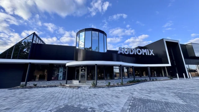 Free entry, no appointment, just sit down and listen. Audiomix HiFi Experience Days, 23 and 24 October in Begijnendijk: KEF, B&W, Sonus Faber, Luxman, Accuphase and more.
Which room are you visiting first? 🎧👇
Full story via link in bio
#audiomix #hifi #highendaudio #hifievent #audiophile #belgium #sonusfaber #kef