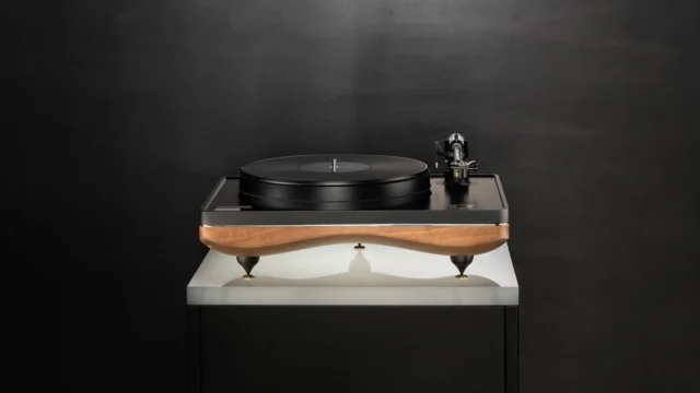 12 seats, one system, no house sound. Gold Note's listening sessions at Audio Video Show Warsaw, 23 to 25 October, with the Mediterraneo X turntable.
System with character or pure neutrality? 👇
Full story via link in bio
#goldnote #audiovideoshow #warsaw #turntable #vinyl #hifi #audiophile #highendaudio