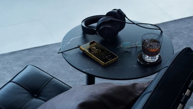 From cassette to copper. Sony's new Signature Series Walkman: NW-WM1ZM3 in gold-plated OFC, NW-WM1AM3 in aluminium, 5.5" screen, up to 35 hours.
First Walkman or first DAP? Tell us 👇
Full story via link in bio
#sony #walkman #sonywalkman #dap #portableaudio #audiophile #hifi #headfi