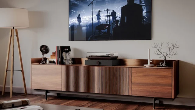 Turntable on top, speakers and phono stage underneath. Andover Audio's SpinBase: vinyl in one slim box, from £349.
What got you into vinyl? 💿👇
Full story via link in bio
#andoveraudio #spinbase #vinyl #turntable #vinylcommunity #nowspinning #hifi #recordplayer