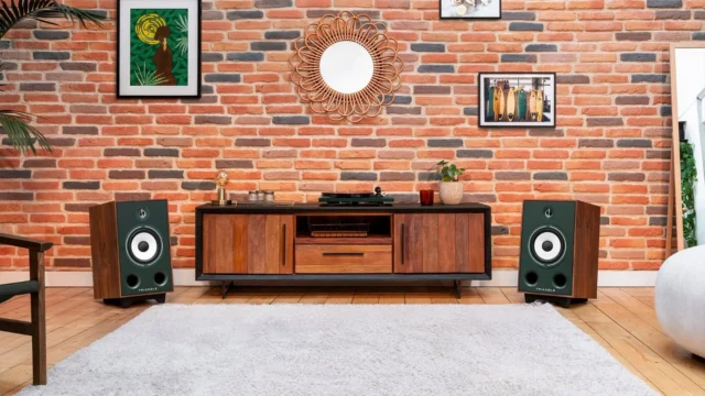 Retro on the outside, new drivers on the inside. Triangle's Borea BR05 bookshelf speaker in five finishes, $859 a pair.
Green, Light Oak, Chestnut, Black Ash or Frosted White? 👇
Full story via link in bio
#triangle #triangleaudio #bookshelfspeakers #retrodesign #hifi #audiophile #loudspeakers #hifisetup