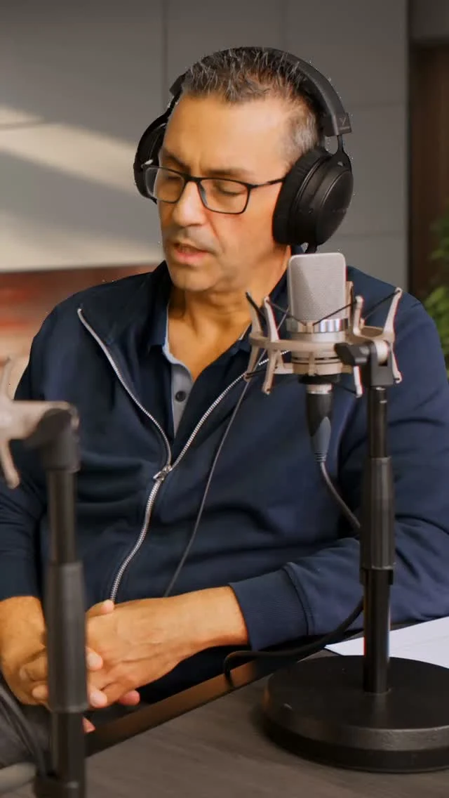 "Back pain didn't come from nothing." 😅
In the early days, Hans-Ole Vitus carried his preamp and phono stage to friends' houses to compare them against other brands. The 100-kilo monoblocks stayed home.
Tech Talk 2, on measurements and listening, is out now on bestofhighend.com and as a podcast on Spotify. Link in bio.
Ever dragged your gear to a friend's place for a shoot-out? Who won? 👇
#VitusAudio #TechTalk #HansOleVitus #bestofhighend #highendaudio #hifi #audiophile #classA