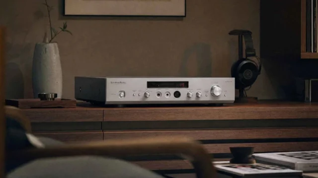 Blaster White is back 🤍 The Luxman P-800u: four balanced channels, LIFES 1.1 and three headphone outputs. Link in bio.
#luxman #p800u #headphoneamp #headfi #headphones #japaneseaudio #hifi #audiophile #highendaudio #bestofhighend