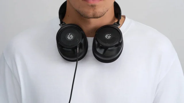 Studio flagship, hi-fi ambitions 🎧 The ADAM Audio H715 Reference brings titanium-plated PEN drivers, a balanced Hi-Fi mode and Sonnox calibration. €669.99, from December. Link in bio.
#adamaudio #h715 #headphones #openback #studioheadphones #audiophile #hifi #headfi #highendaudio #bestofhighend