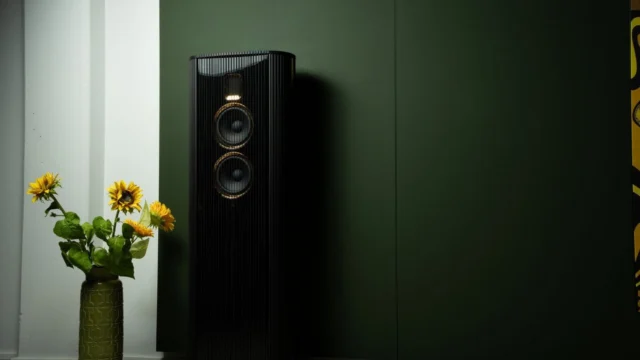 Slim, close to the wall, and now with gold details ✨ The new Steinway & Sons Model O gets a larger cabinet and a second midrange driver, in the same small footprint.
Speakers out in the room or close to the wall? 👇
Full story via link in bio.
#SteinwayLyngdorf #SteinwayAndSons #loudspeakers #highendaudio #hifi #audiophile #interiordesign #bestofhighend