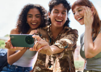 tcl-launches-60-xe-nxtpaper-5g-in-north-america